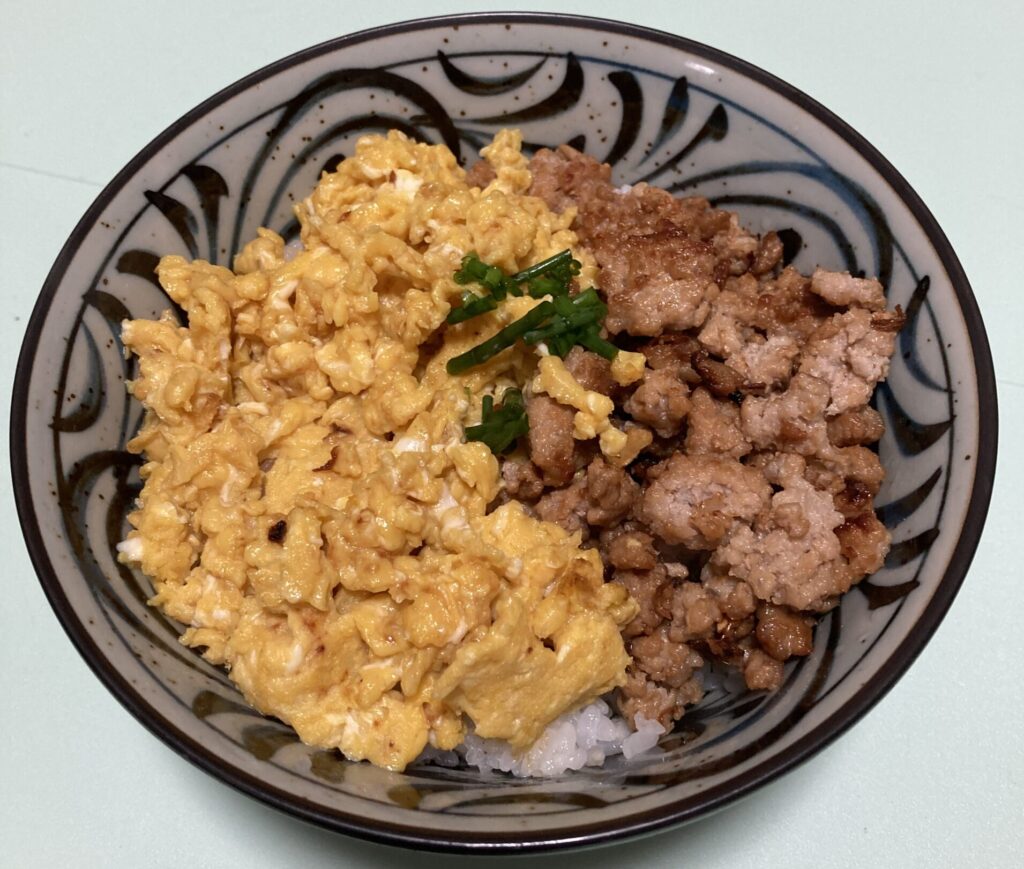 二色そぼろ丼画像